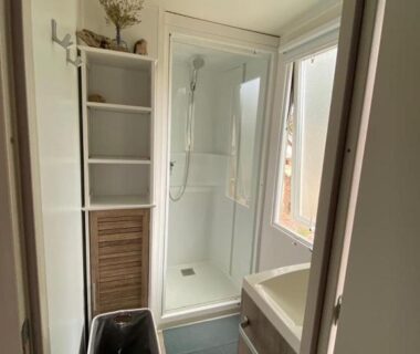 Salle de douche avec cabine et lavabo dans le MH148 du camping NOVELA