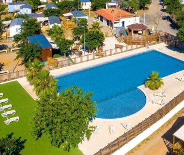 Piscine du camping avec transats et mobil-homes du MH148 camping NOVELA