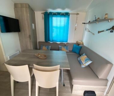 Séjour avec coin repas et banquette dans le mobil home MH148 camping NOVELA