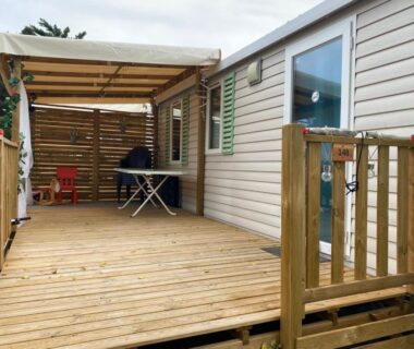 Terrasse en bois couverte avec table du Mobil home MH148 camping NOVELA