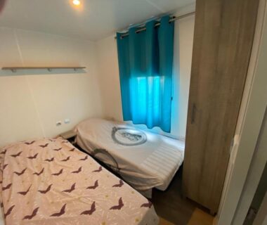Chambre avec lits et armoire dans le mobil home MH148 camping NOVELA