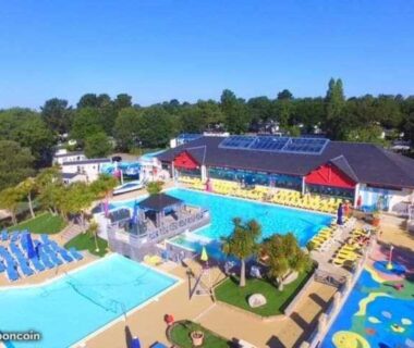 Piscine extérieure avec toboggans et transats au MH2-CONFORT 3CH - 6 pl