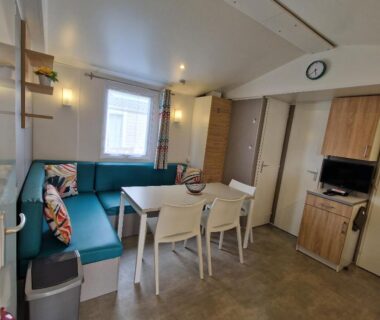Intérieur séjour avec coin repas et kitchenette du MH2-CONFORT 3CH