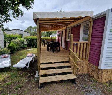 Terrasse en bois avec salon de jardin et transats du MH2-CONFORT 3CH – 6 pl – LAVE VAISSELLE TV WI-FI