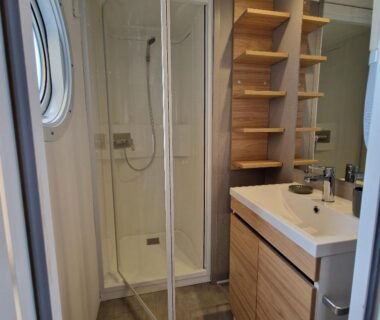 Salle de bain avec douche cabine lavabo et rangements dans le MH2-CONFORT 3CH