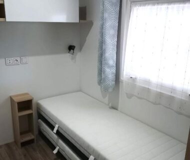 Intérieur chambre avec lit simple près de la fenêtre dans le MH239 BORA BORA 3ch ET 1sdb