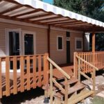 Terrasse en bois et escalier devant le mobil-home MH239 BORA BORA 3ch ET 1sdb