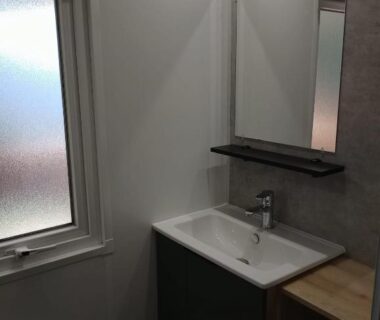 Salle de bain avec lavabo et miroir dans MH239 BORA BORA 3ch ET 1sdb