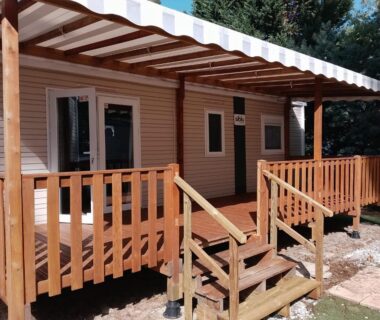Terrasse en bois et escalier devant le mobil-home MH239 BORA BORA 3ch ET 1sdb