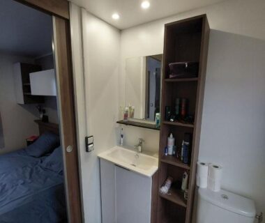 Salle de bain avec lavabo et toilettes au MH263 3 chambres 2 salles de bain camping 4 étoiles