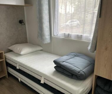 Chambre avec lit simple et lit gigogne près de la fenêtre dans le MH295 3chambres