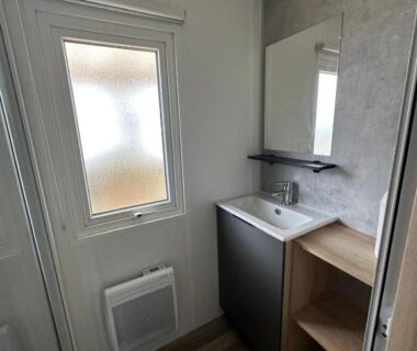 Salle de bain avec lavabo et fenêtre dans le mobil home MH295 3chambres