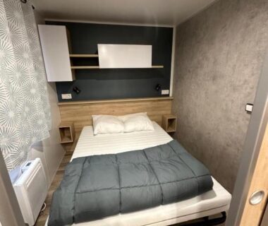 Chambre avec lit double et rangements dans le MH295 3chambres et 1 salle de bain de 40m2