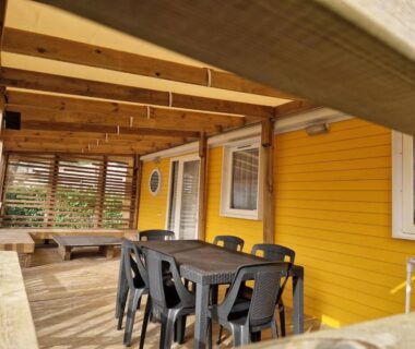 Terrasse couverte avec table et chaises du MH3-Confort Plus