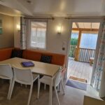 Séjour avec coin repas et terrasse extérieure dans le MH3-Confort Plus