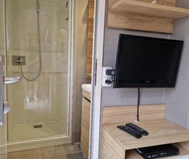 Intérieur avec cabine de douche et télévision du MH3-Confort Plus