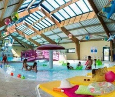 Piscine couverte avec aire de jeux et transats au MH3-Confort Plus