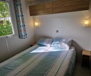 Chambre avec lit double et chevets dans le MH3-Confort Plus