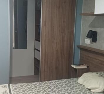 Chambre avec lit et placard miroir dans le mobil-home MH330