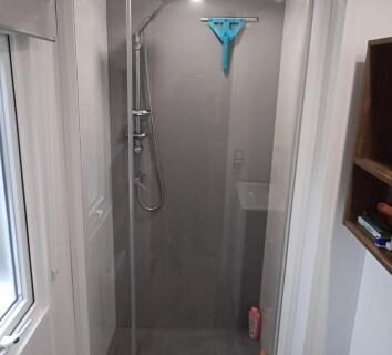 Salle de bain avec cabine de douche dans le MH330 2 chambres au camping 4 étoiles