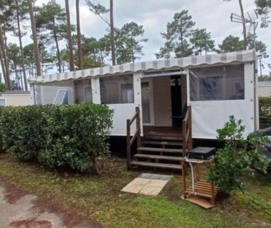 Allée du camping avec mobil-home et terrasse du MH330 2 chambres et 1 salle de bain