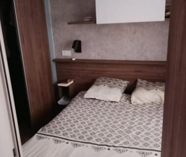 Chambre avec lit double et étagères dans le mobil home MH330