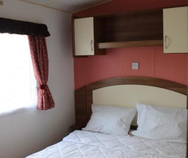 Chambre avec lit double et rangements dans le MH481 spatieux 8pers BRUME