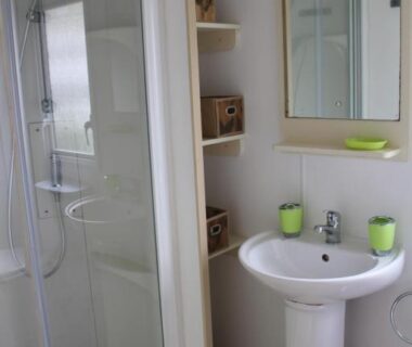 Salle de bain avec cabine de douche et lavabo du MH481 spatieux 8pers BRUME