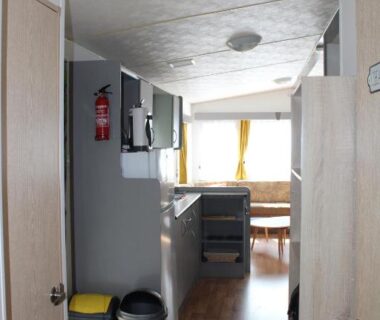 Couloir intérieur vers coin cuisine et banquette du MH481 spatieux 8pers BRUME