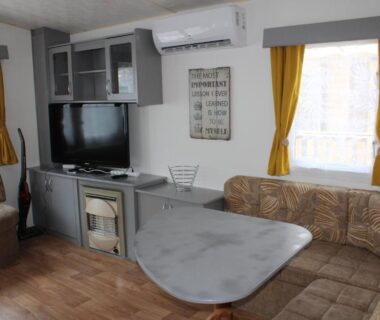 Intérieur salon avec télévision et table dans le mobil-home MH481 spatieux 8pers BRUME