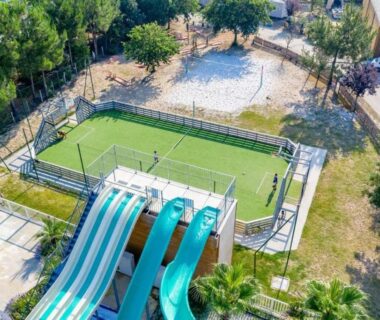 Espace aquatique avec toboggans et terrain multisports au MH481 spatieux 8pers BRUME