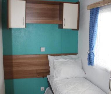 Intérieur chambre avec lit simple et rangements du MH481 spatieux 8pers BRUME