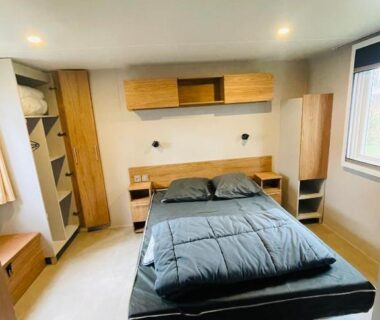Chambre parentale avec lit double et rangements dans le MH510 2CH