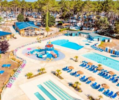 Piscine principale avec bassins et transats dans le MH510 2CH