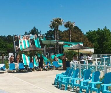 Piscine extérieure avec toboggans et transats au MH510 2CH