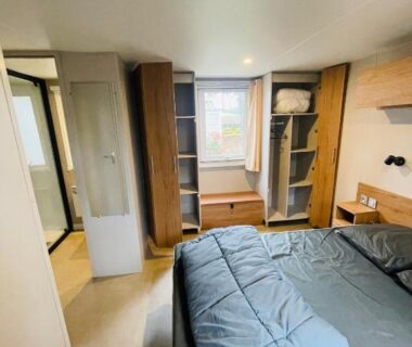 Chambre parentale avec lit et rangements dans le MH510 2CH