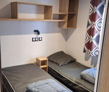 Chambre avec deux lits simples et étagères dans le MH539 La Cabane des vagues