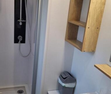 Salle de bain avec cabine de douche lavabo étagères en bois dans le MH539 La Cabane des vagues