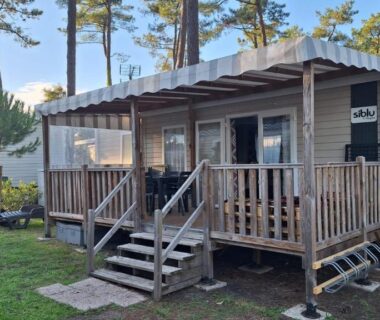 Terrasse en bois devant le mobil-home sous les pins du MH539 La Cabane des vagues
