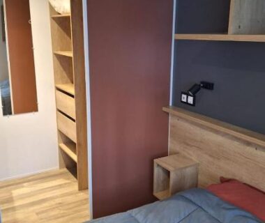 Chambre avec lit et rangements dans MH539 La Cabane des vagues
