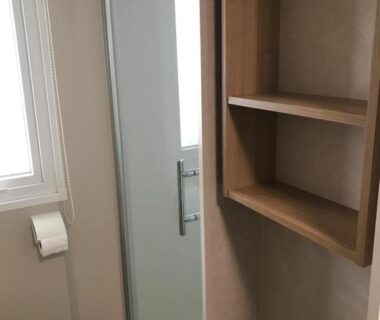 Salle d'eau avec cabine de douche et étagères dans le MH6PERS-3CH-2sdb-WIFI garantie-lave vaisselle-lits faits -tout confort
