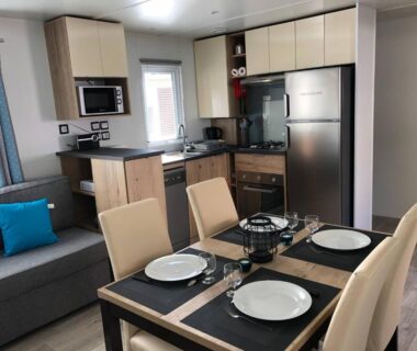 Cuisine ouverte et coin repas dans le mobil-home MH6PERS-3CH-2sdb-WIFI garantie-lave vaisselle-lits faits -tout confort