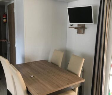 Coin repas avec table et chaises dans le MH6PERS-3CH-2sdb-WIFI garantie-lave vaisselle-lits faits -tout confort