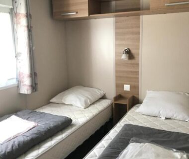 Chambre avec deux lits simples et linge plié dans le MH6PERS-3CH-2sdb-WIFI garantie-lave vaisselle-lits faits -tout confort