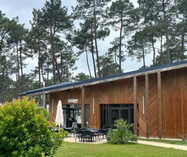 Terrasse et façade en bois dans la pinède du MHT20 3 chambres et 2 sdb dans camping 4 étoiles