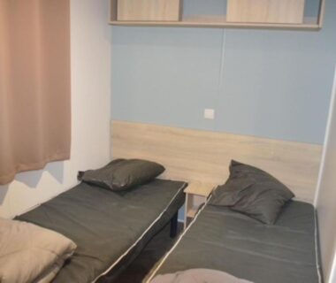 Chambre avec deux lits simples et rangements dans MHT20 3 chambres et 2 sdb dans camping 4 étoiles