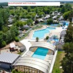 Vue aérienne de la piscine et des mobil-homes au camping MHVACANCES