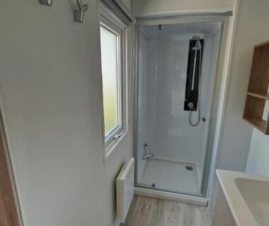 Douche cabine et fenêtre dans le mobilhome MHVACANCES LOUENT PLUSIEURS MOBILHOMES DANS CAMPING 4 ETOILES PROCHE CHATEAUX et ZOO BEAUVAL