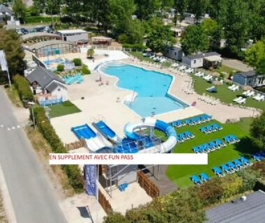 Piscine extérieure et transats dans le camping MHVACANCES LOUENT PLUSIEURS MOBILHOMES DANS CAMPING 4 ETOILES PROCHE CHATEAUX et ZOO BEAUVAL