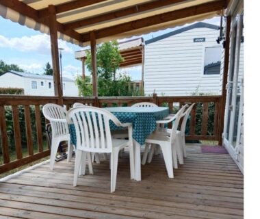 Terrasse couverte avec table et chaises du mobilhome MHVACANCES